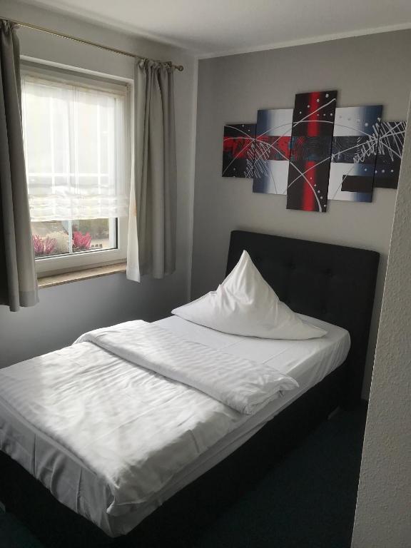 Postel nebo postele na pokoji v ubytování Hotel am Maibaum