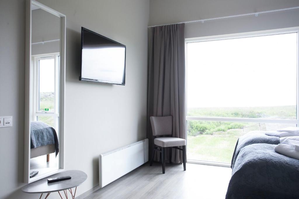 Televiisor ja/või meelelahutuskeskus majutusasutuses Arnarstapi Hotel