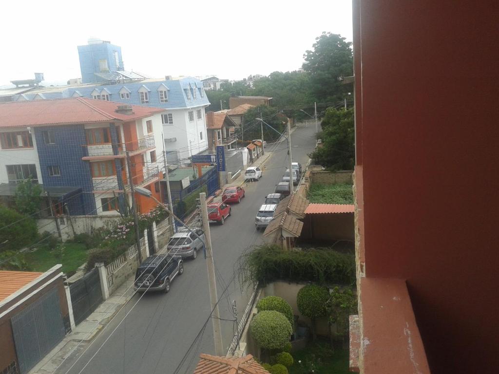 een uitzicht op een straat met auto's op de weg bij Garzonier Centrico in Cochabamba