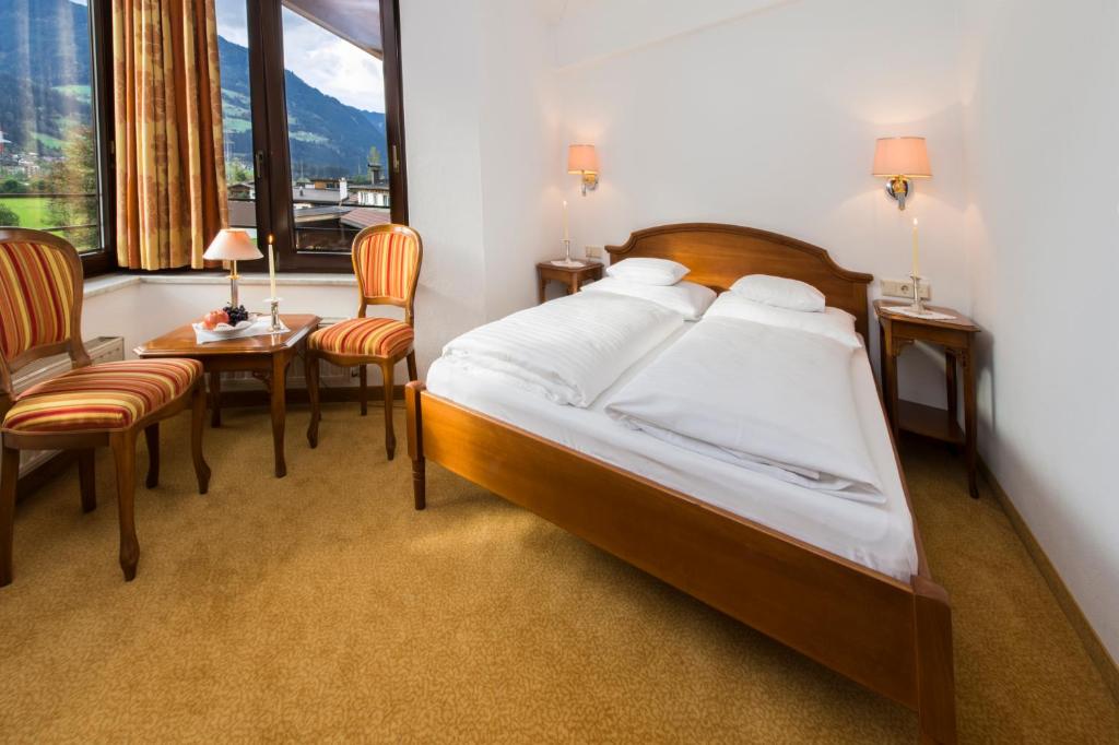 Postel nebo postele na pokoji v ubytování Hotel Zum Pinzger