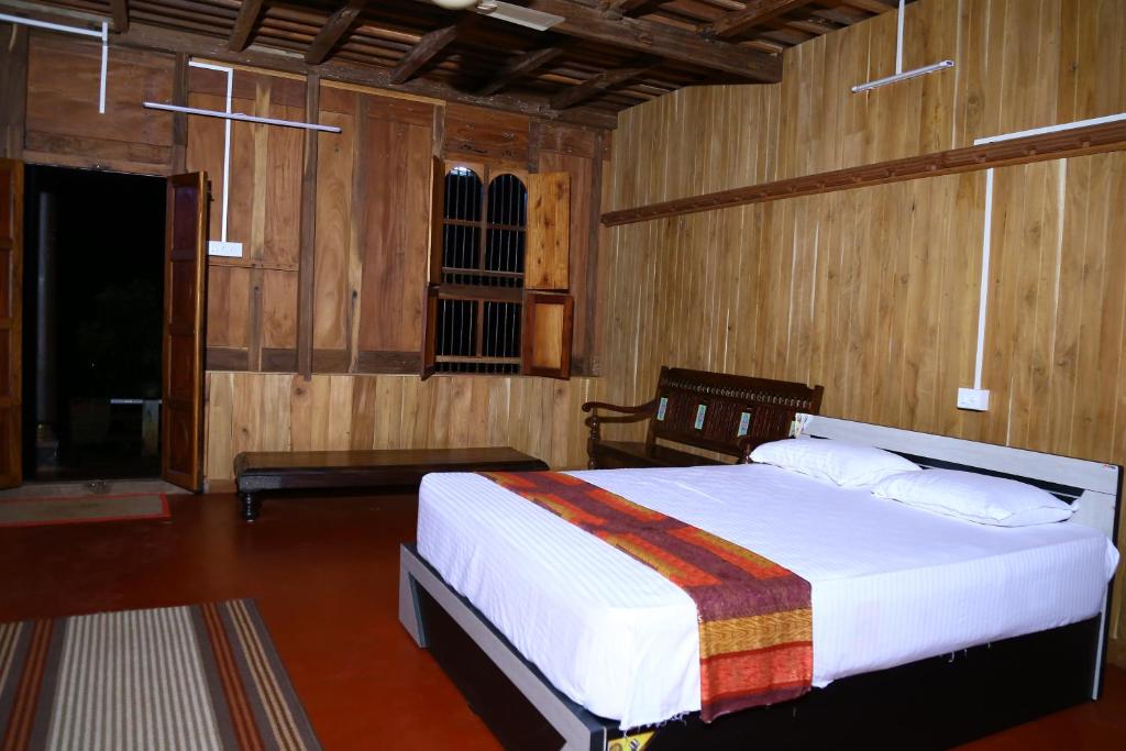 Postel nebo postele na pokoji v ubytování Malayoram Heritage Villa Munnar