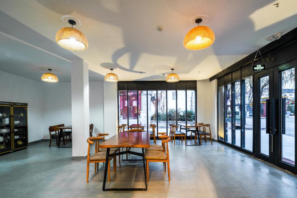 丽江格麦尔精品度假酒店餐厅或其他用餐的地方