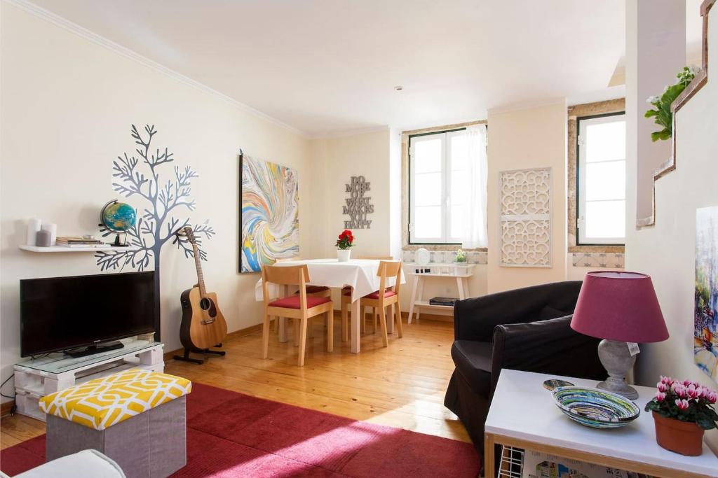 リスボンにあるMy Fair Lisbon - Santos Duplex Apartmentのリビングルーム(ソファ、テーブル付)