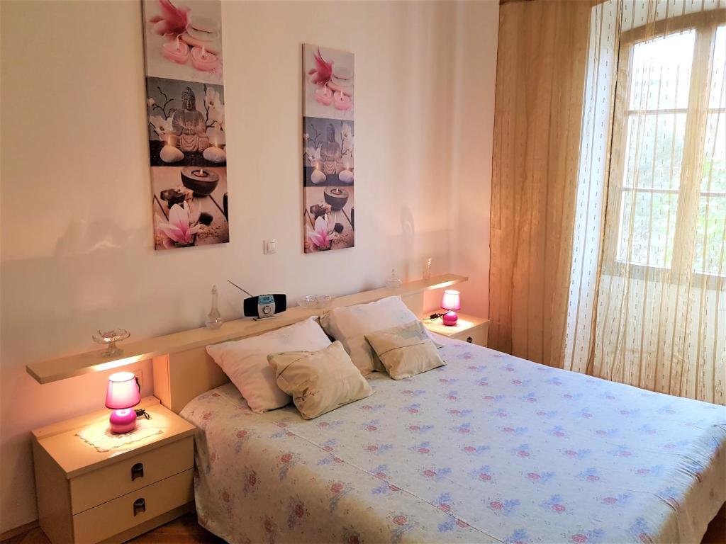 sypialnia z łóżkiem i 2 świecami na stołach w obiekcie Noemi City Apartments w Puli