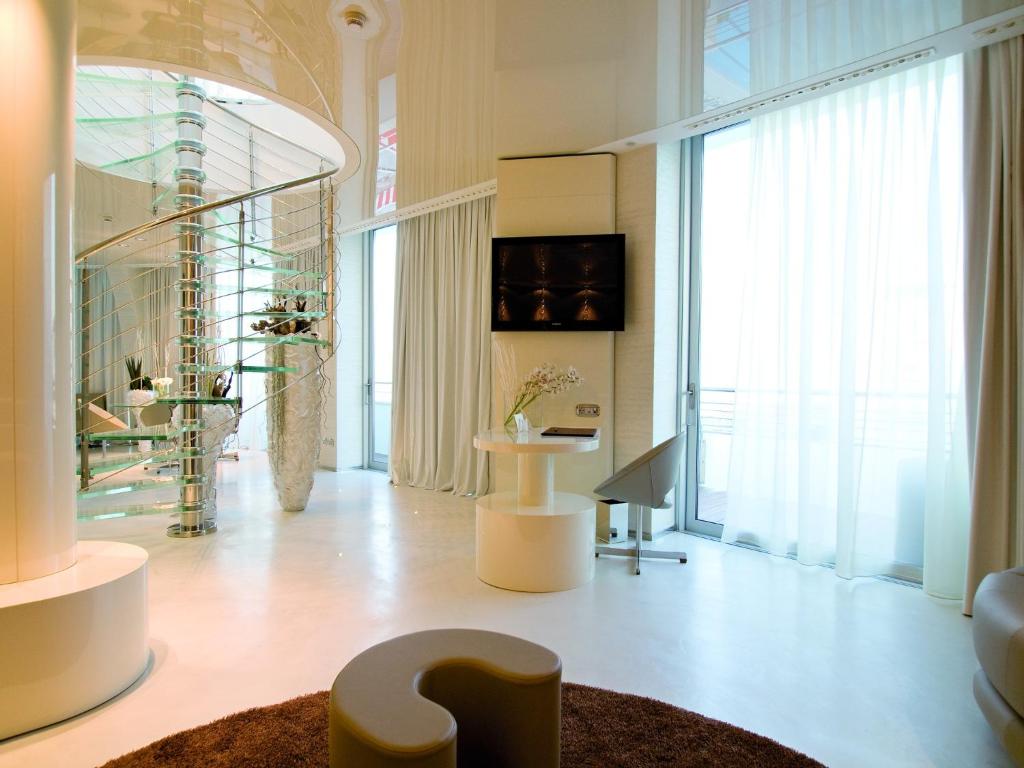 Телевизор и/или развлекательный центр в Hotel Waldorf- Premier Resort