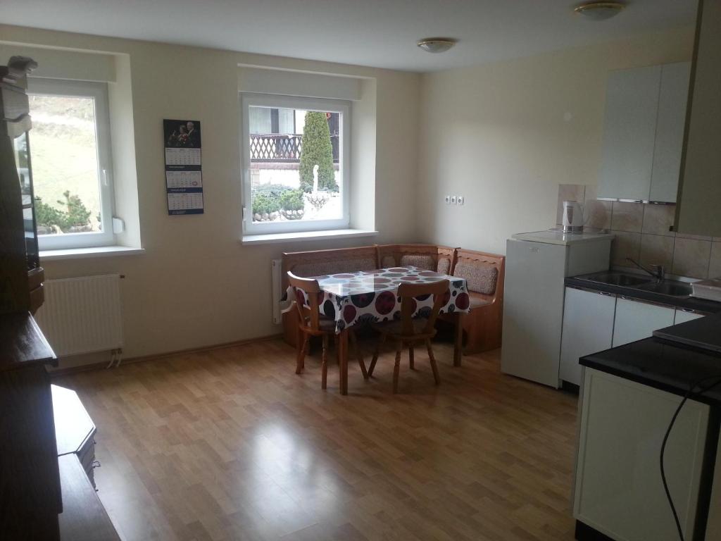 Kuchyň nebo kuchyňský kout v ubytování SOSTANJ VELENJE RAVNE SOBE ROOMS Vrtacnik d o o