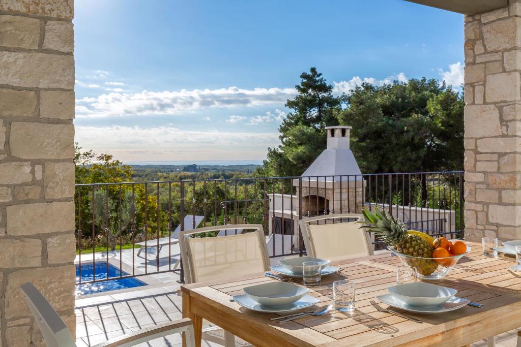 Balkon lub taras w obiekcie Villa Sterpazzi - near Porec with Sea View, private Jacuzzi, Sauna and Pool