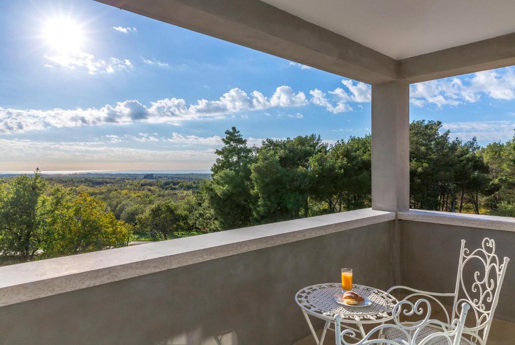 Balkon lub taras w obiekcie Villa Sterpazzi - near Porec with Sea View, private Jacuzzi, Sauna and Pool