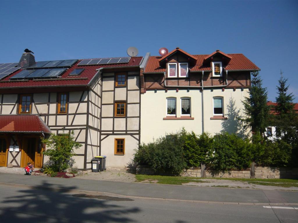 エアフルトにあるFerienwohnung Meiselbachの屋根に太陽光パネルを敷いた大家