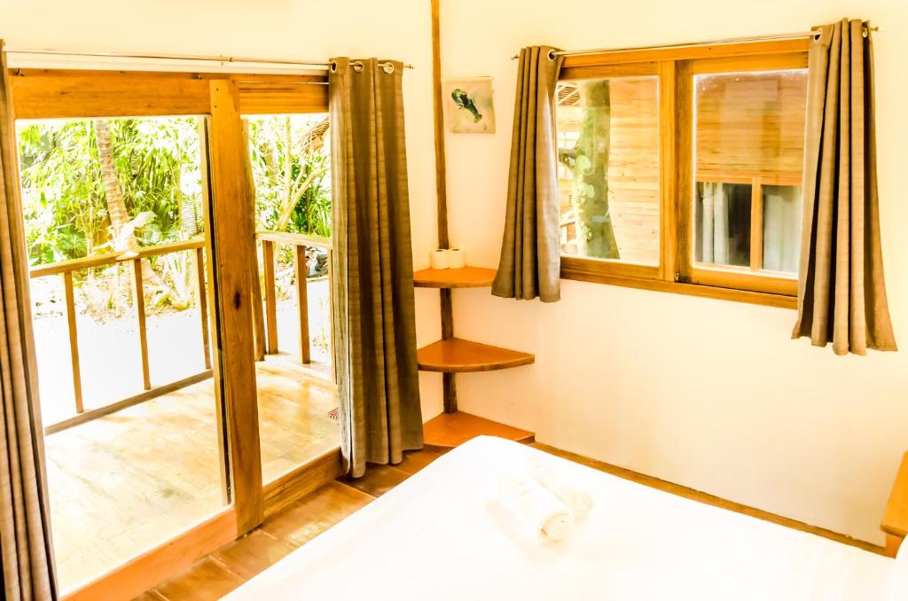Postel nebo postele na pokoji v ubytování Amihan Bungalows