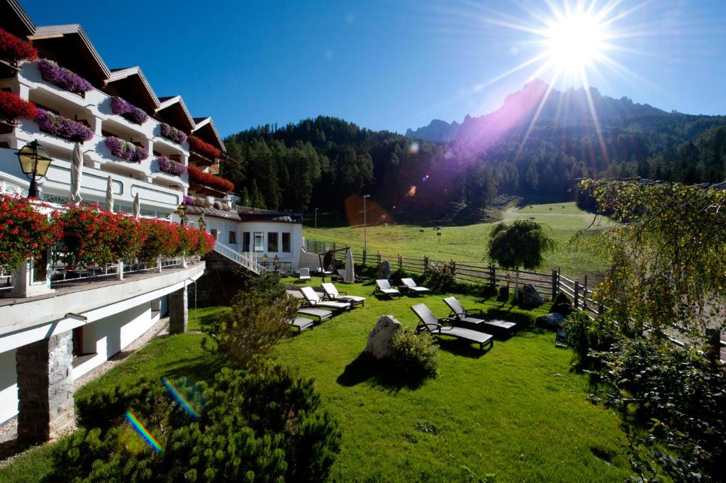 Nespecifikovaný výhled na hory nebo výhled na hory při pohledu z hotelu