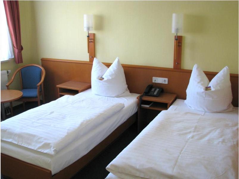 Postel nebo postele na pokoji v ubytování Hotel am Platz
