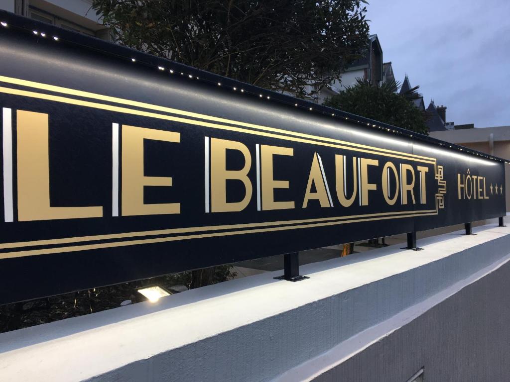 a sign that reads le beauvert on a wall at Hôtel Le Beaufort in Saint Malo