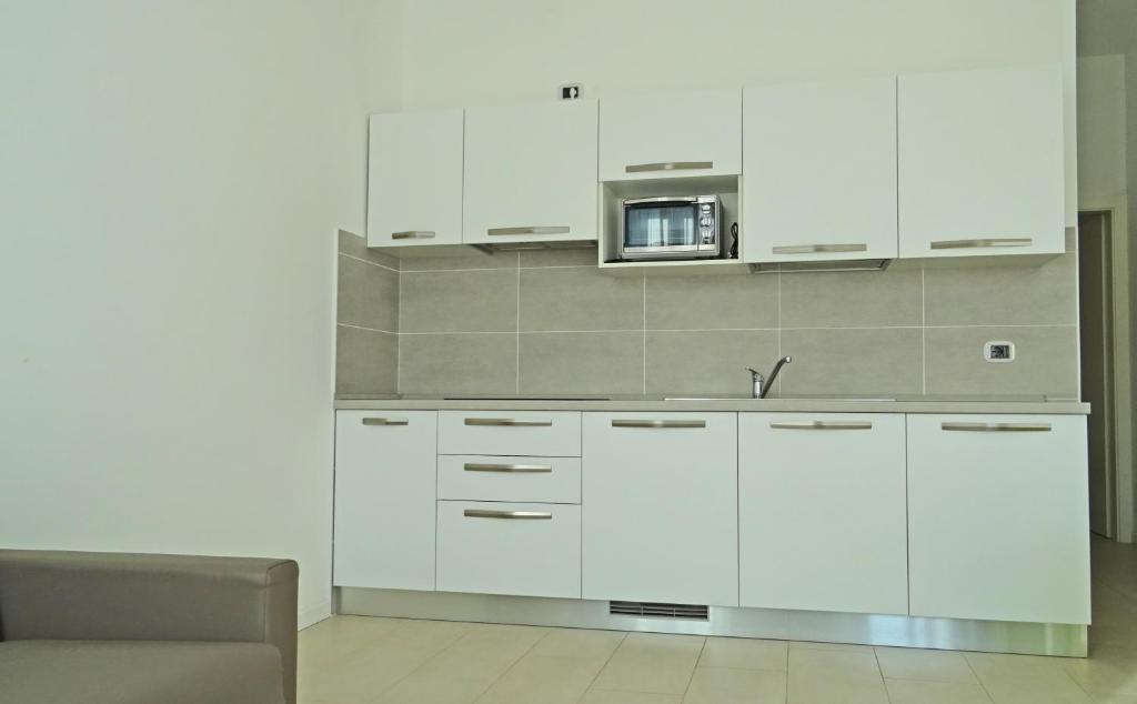 Kuchyňa alebo kuchynka v ubytovaní Campione Ora apartments by Gardadomusmea