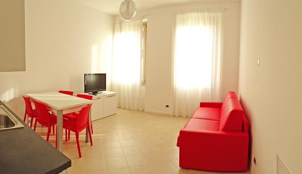 Televízia a/alebo spoločenská miestnosť v ubytovaní Campione Ora apartments by Gardadomusmea