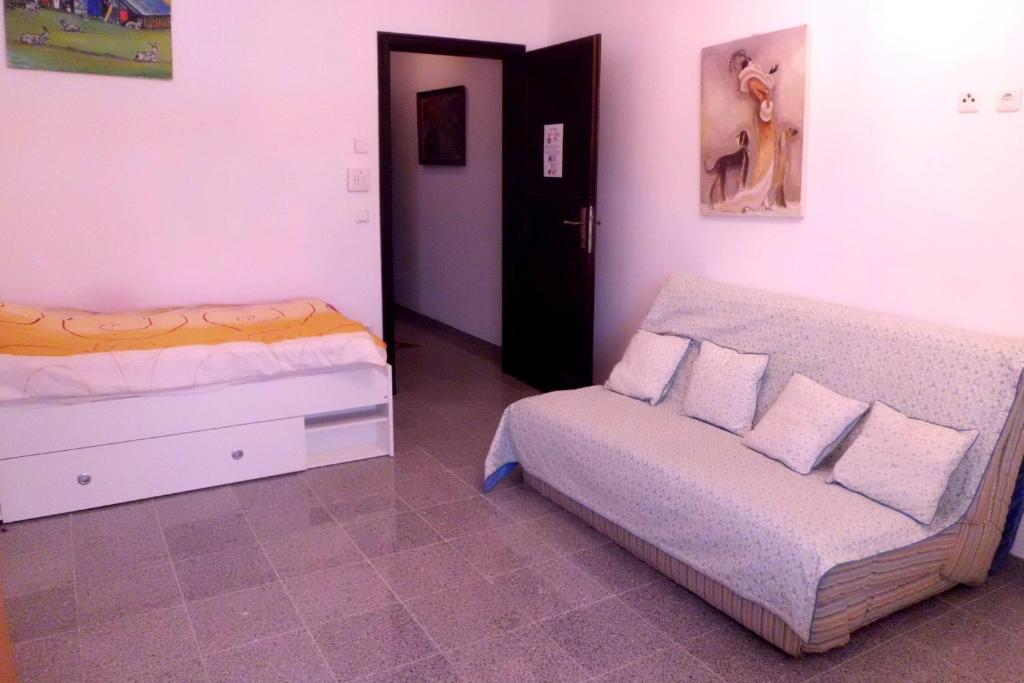 1 dormitorio pequeño con 1 cama y 1 sofá en Appartement St. Peter a Wimberg en Neufelden