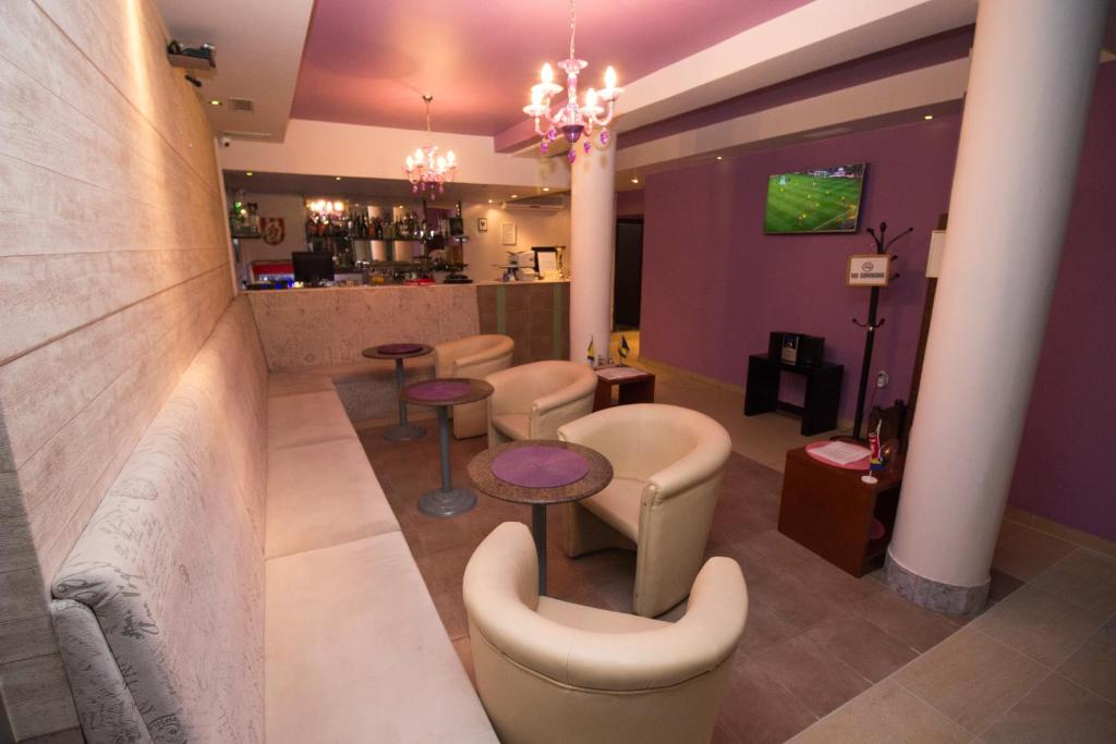 TV a/nebo společenská místnost v ubytování Hotel & Rooms Lombrelle