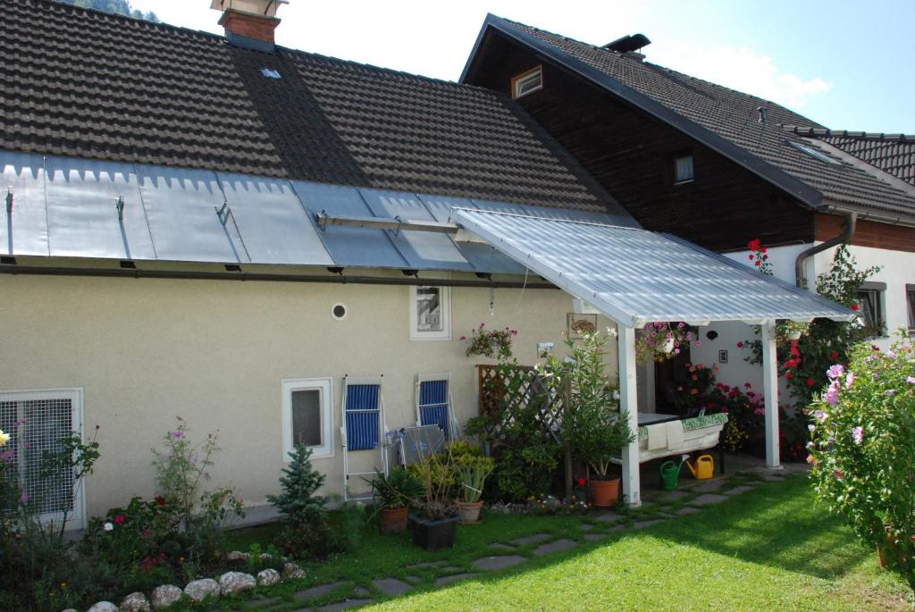 A garden outside Ferienwohnung Hilgenfeld