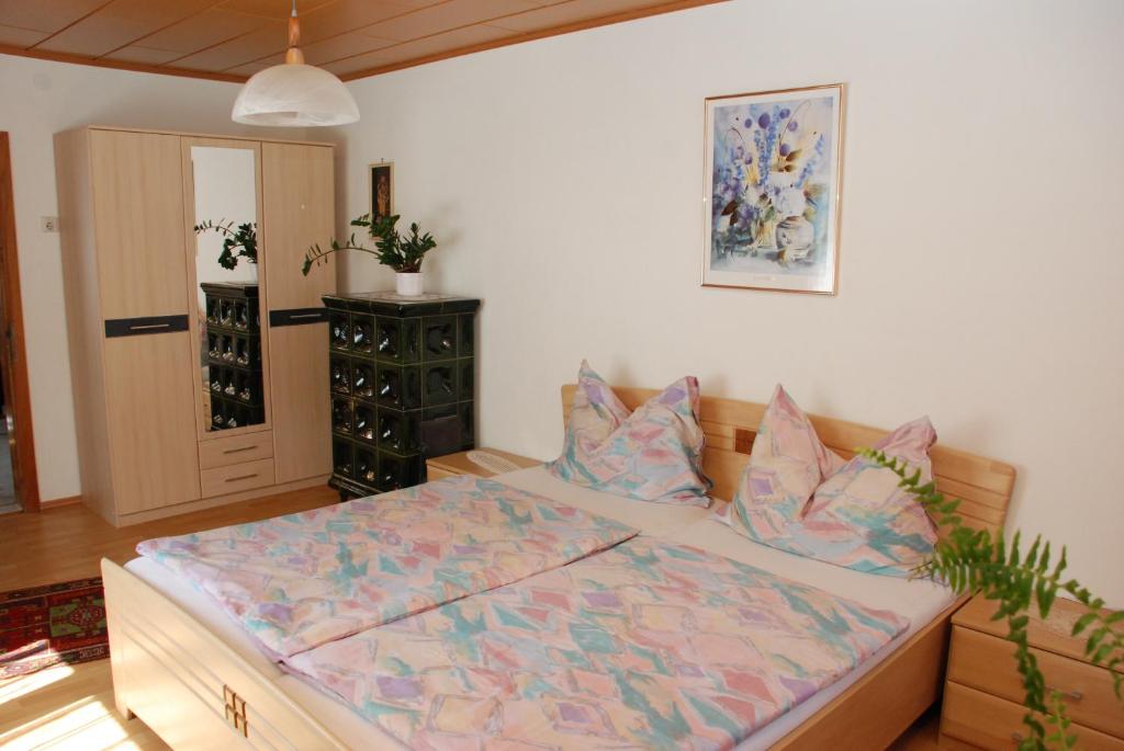 um quarto com uma cama grande num quarto em Ferienwohnung Hilgenfeld em Bad Eisenkappel