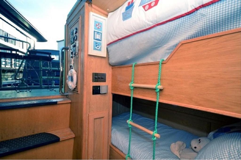 Palanda nebo palandy na pokoji v ubytování Edinburgh - Houseboats