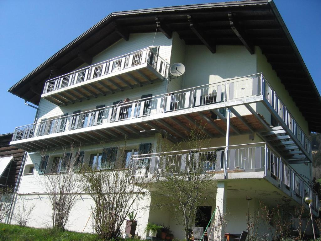 ein Gebäude mit Balkon auf der Seite in der Unterkunft Haus Matt in Laterns