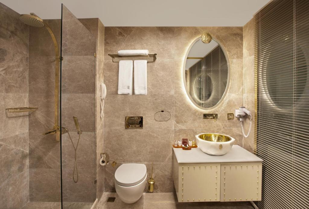 A bathroom at Sura Design Hotel & Suites
