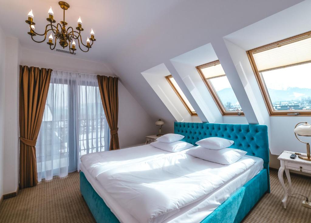 Posteľ alebo postele v izbe v ubytovaní Hotel Paryski Art & Business Zakopane - Basen Jacuzzi Sauna Małpi Gaj
