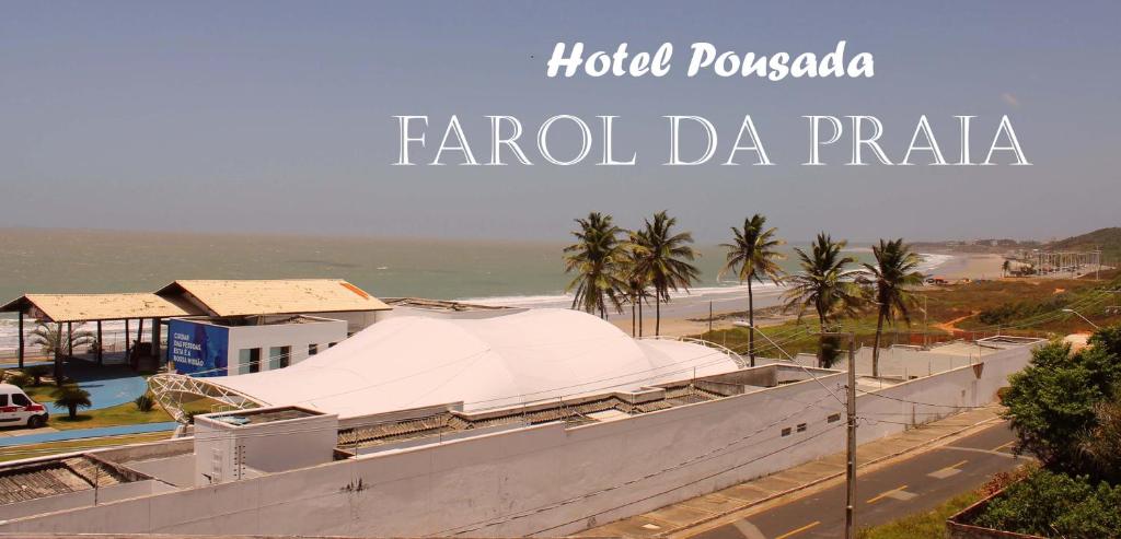 Hotel Pousada Farol da Praia في ساو لويس: مبنى فيه خيمة بيضاء بجانب شاطئ