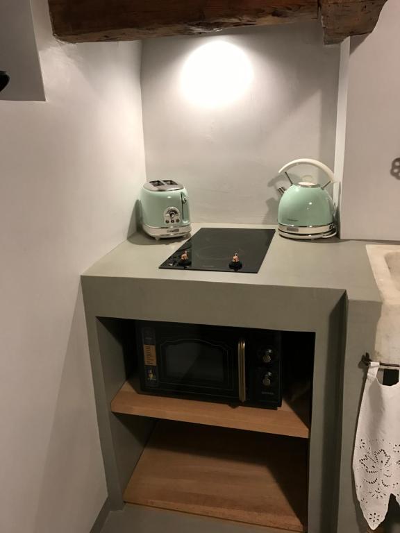 a kitchen counter with a microwave and a sink at Spitaki Serifos Studio in Rámos