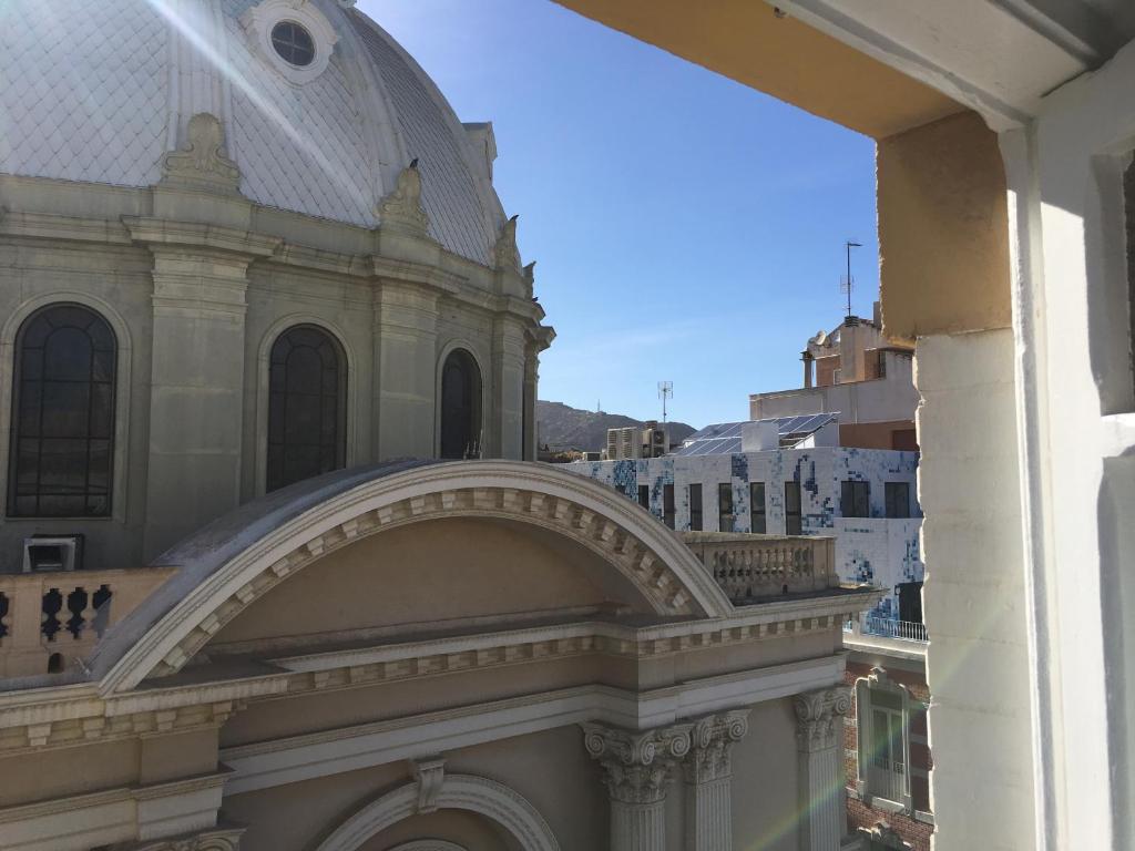 um edifício com uma cúpula em cima em Apartamento Foro Romano em Cartagena