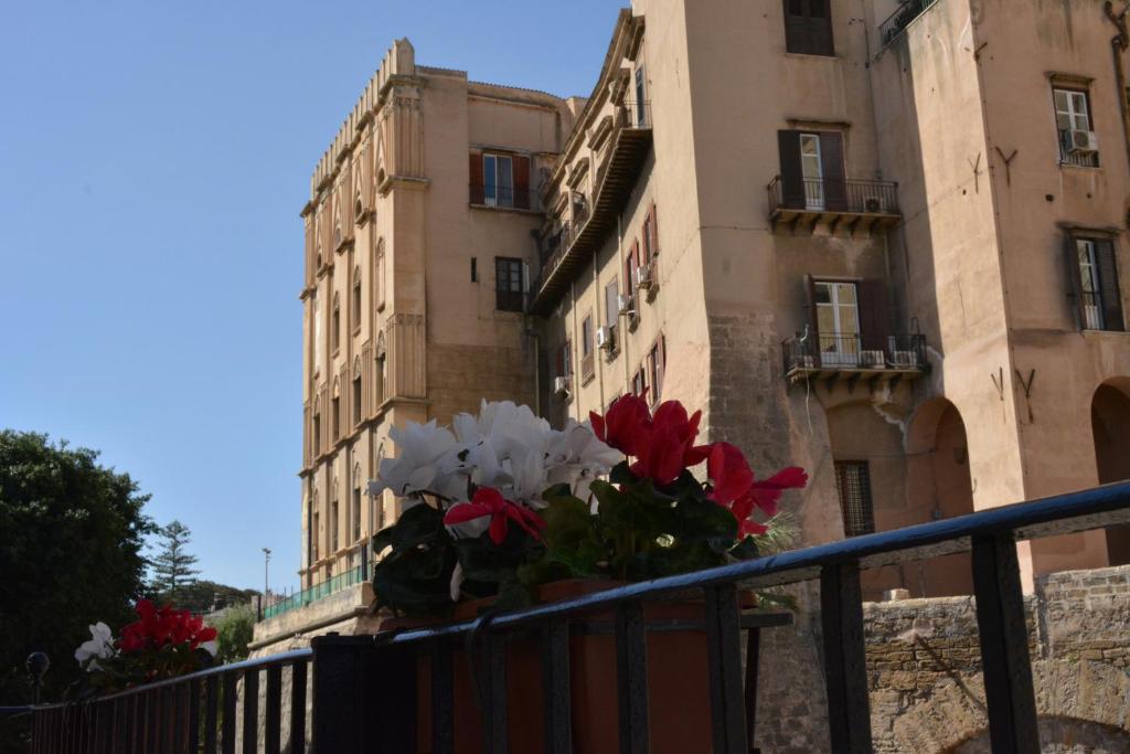 un ramo de flores en una barandilla frente a un edificio en Valuan Luxury Home, en Palermo