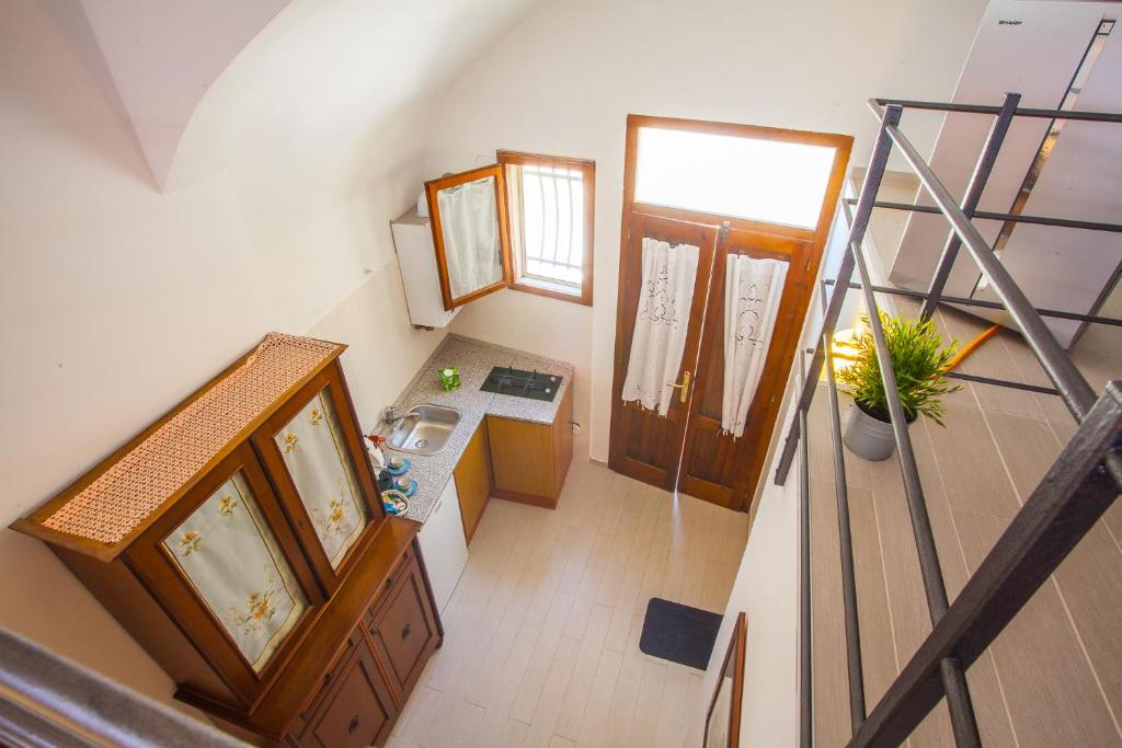 einen Blick über ein Bad mit einem Waschbecken und einer Treppe in der Unterkunft Dimore dei Marinai Termoli in Termoli