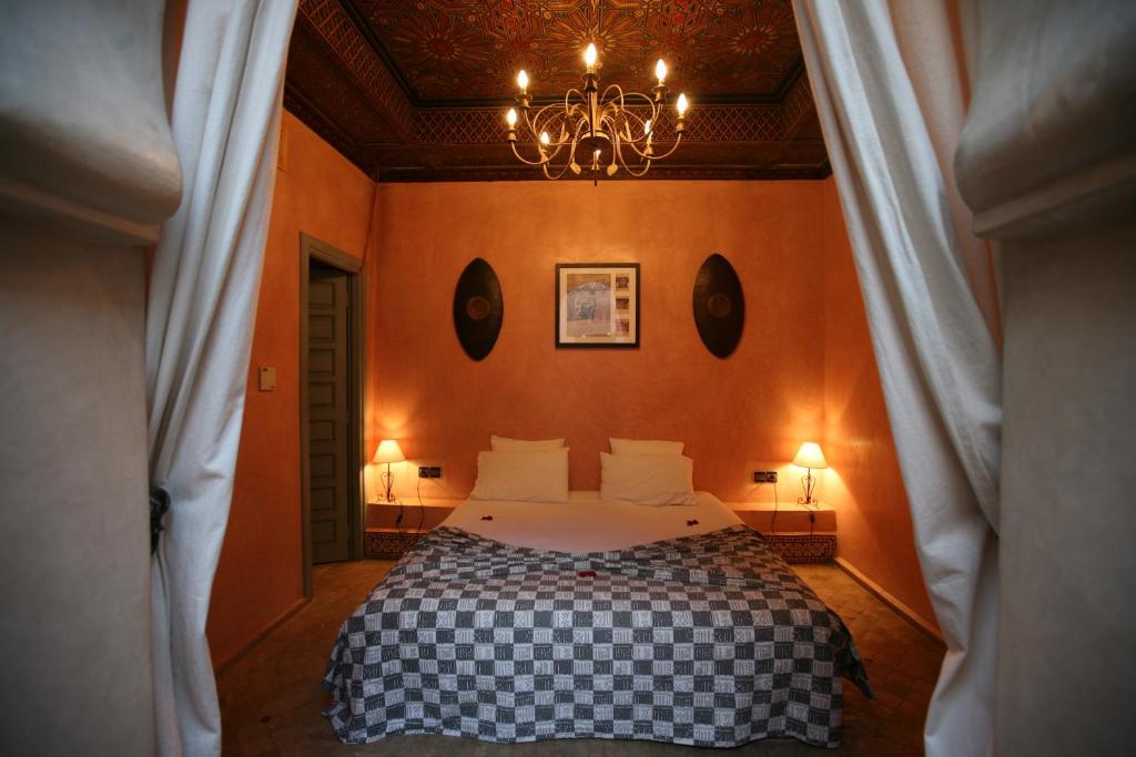 Postel nebo postele na pokoji v ubytování Riad et Spa Misria Les Orangers