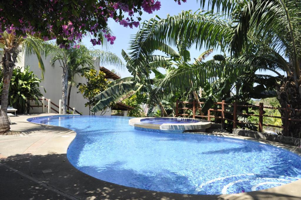 Bazén v ubytování Tropical Gardens Suites and Apartments nebo v jeho okolí