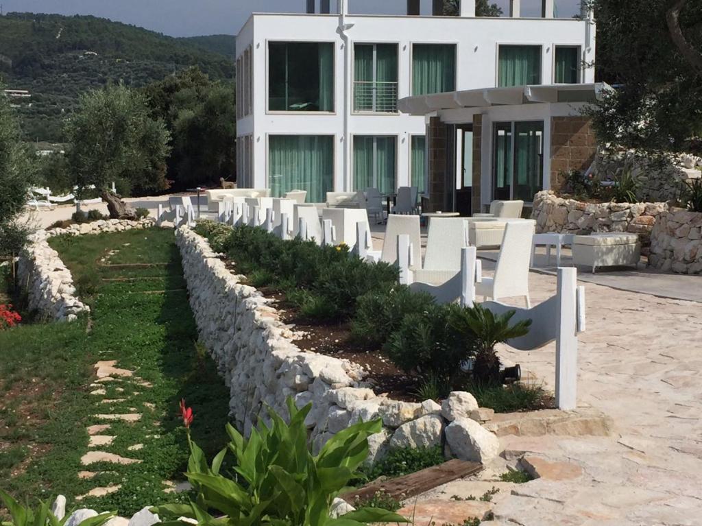 Ogród w obiekcie Max Luxury Suite - Servizio Spiaggia Inclusa