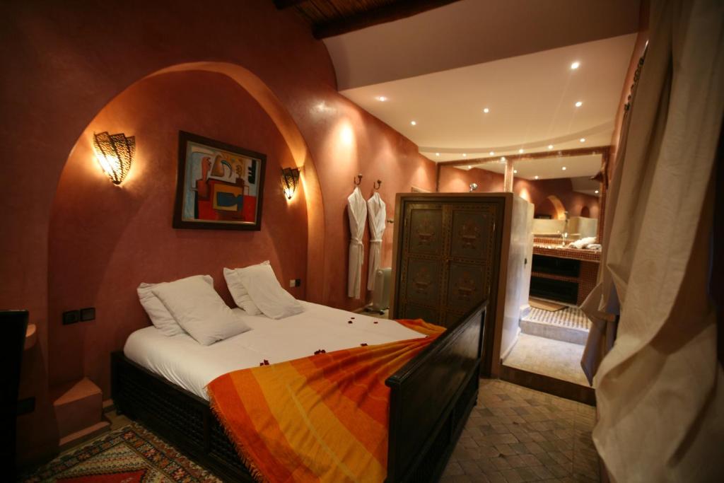 Postel nebo postele na pokoji v ubytování Riad et Spa Misria Les Orangers