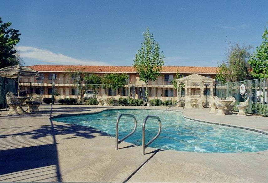 a swimming pool in front of a building at Applegate Inn in Atwater