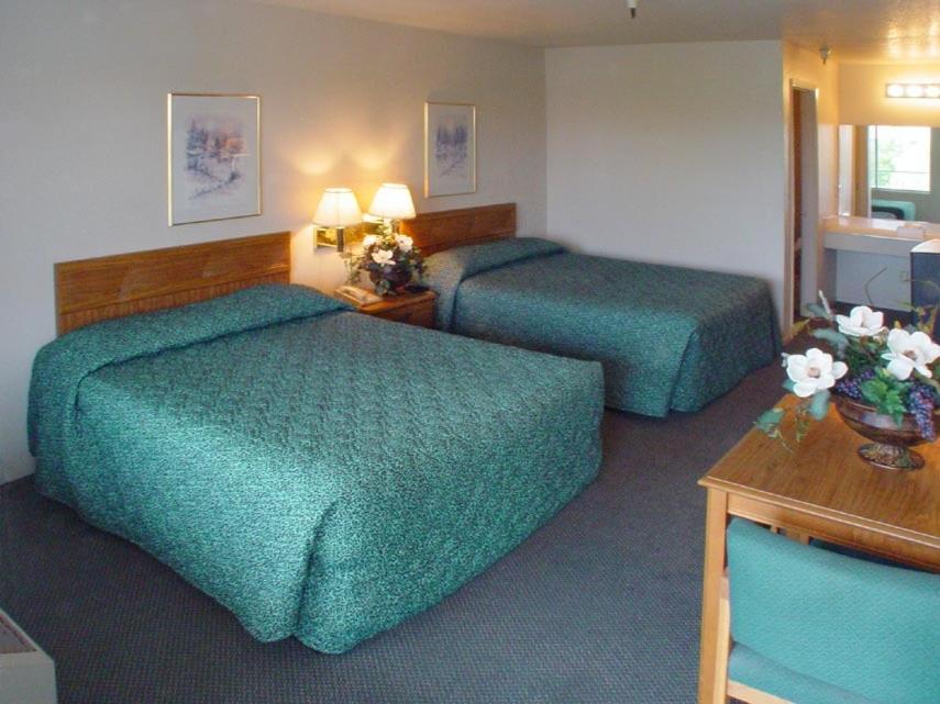 Postel nebo postele na pokoji v ubytování Applegate Inn