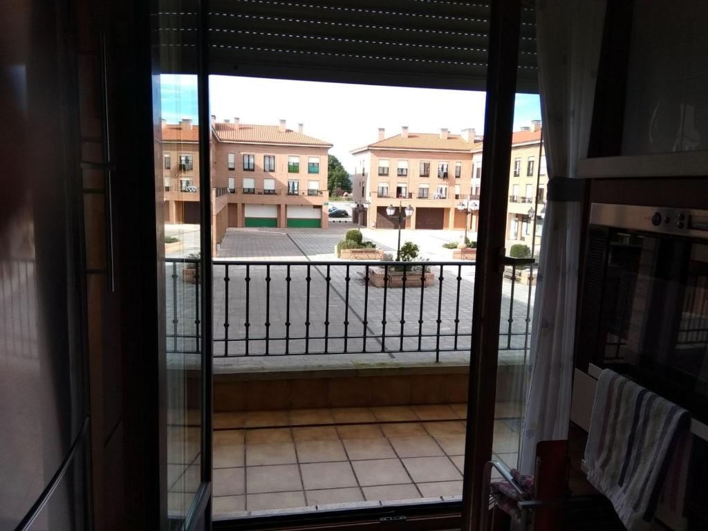 アビレスにあるPISO/APARTAMENTOの窓から景色を望むバルコニーが備わります。