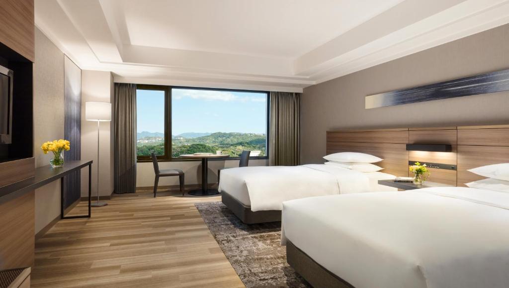 Postel nebo postele na pokoji v ubytování Nanki-Shirahama Marriott Hotel