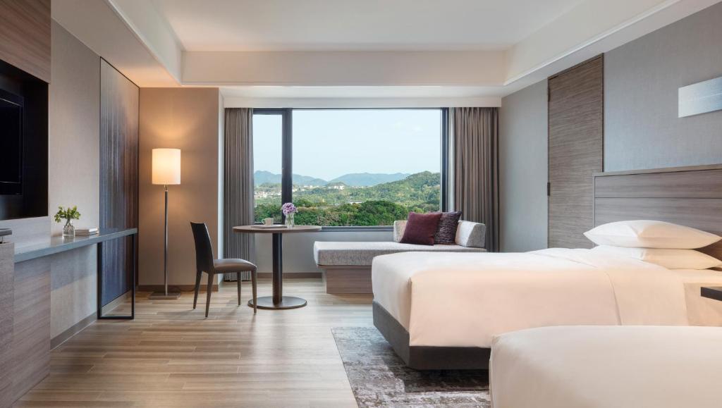 Postel nebo postele na pokoji v ubytování Nanki-Shirahama Marriott Hotel