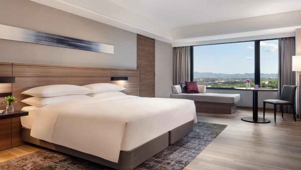 Postel nebo postele na pokoji v ubytování Nanki-Shirahama Marriott Hotel