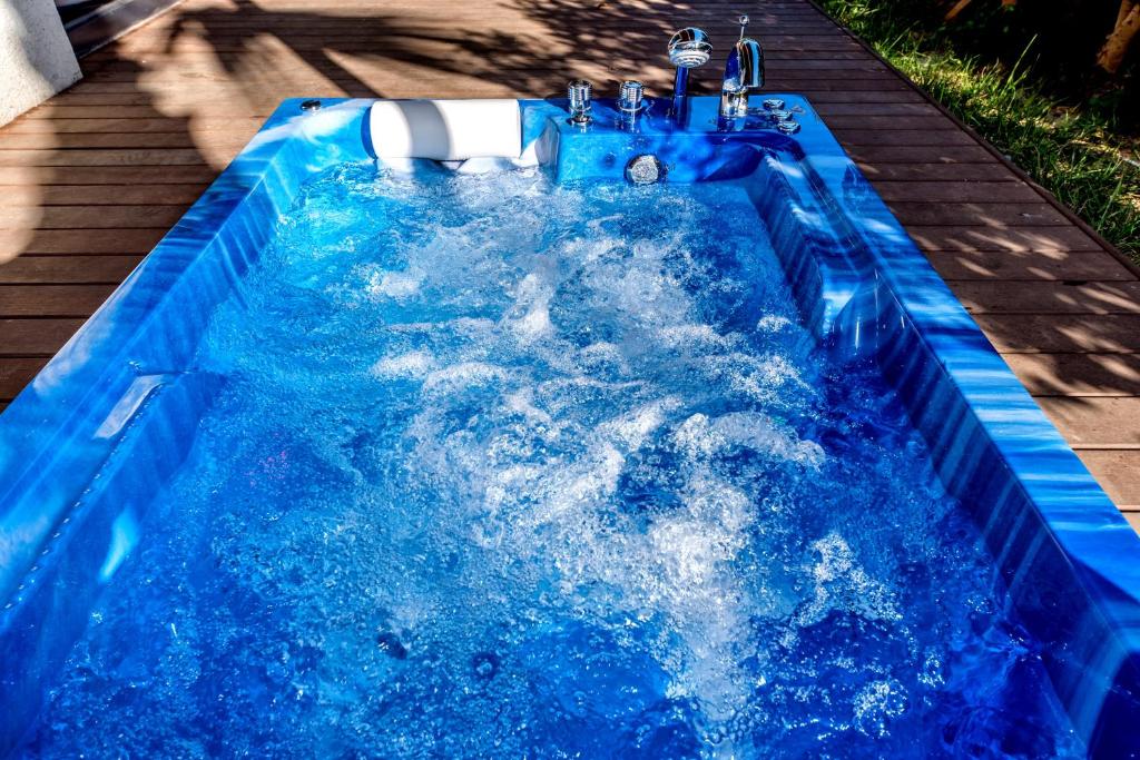 Bazén v ubytování Arts Spa&Poolvilla nebo v jeho okolí