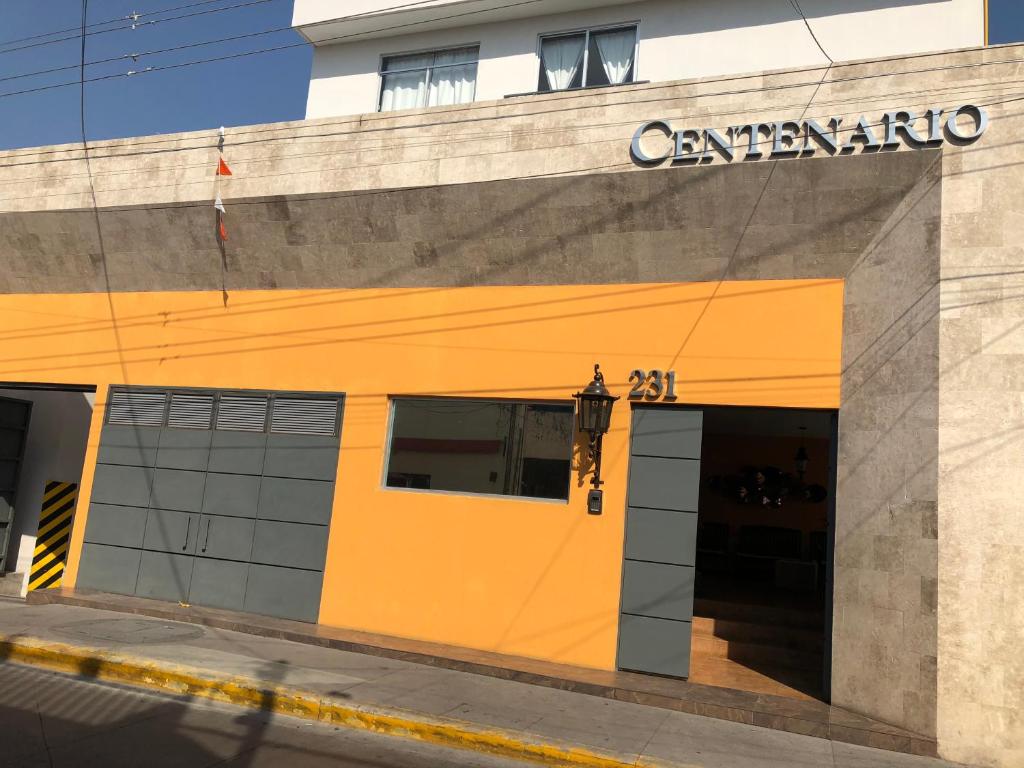 ein orangefarbenes und graues Gebäude an einer Straßenecke in der Unterkunft Eclipse in Guadalajara