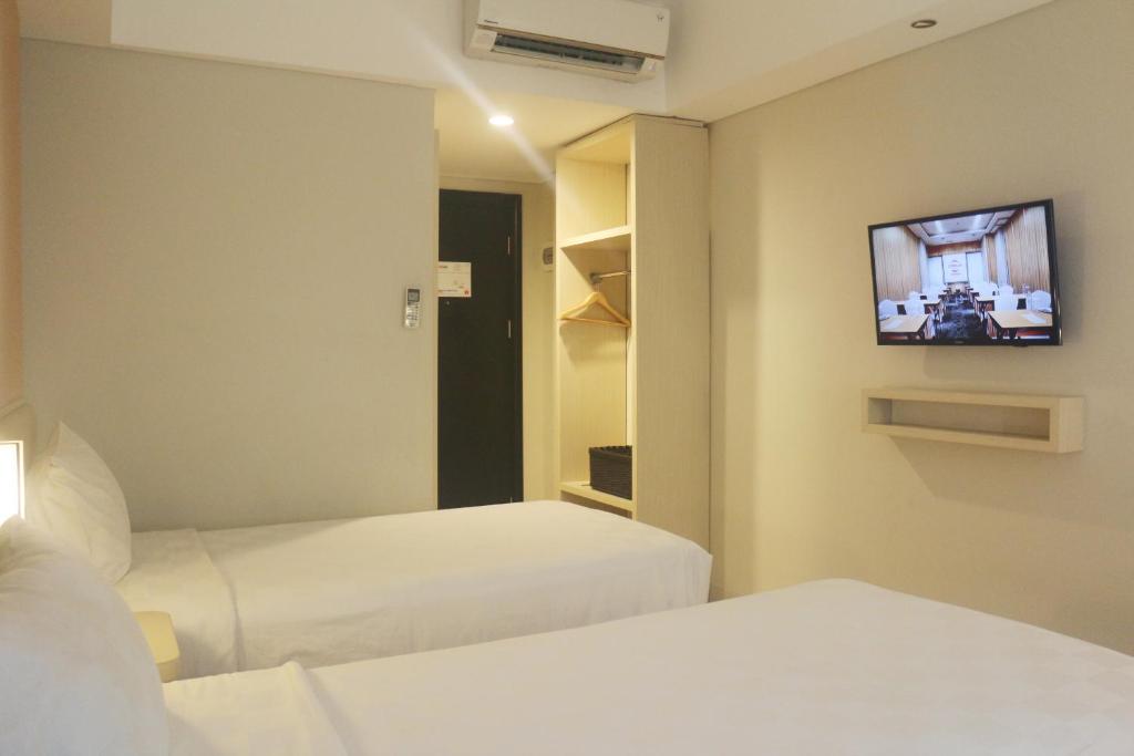 Postel nebo postele na pokoji v ubytování Cordela Hotel Cirebon