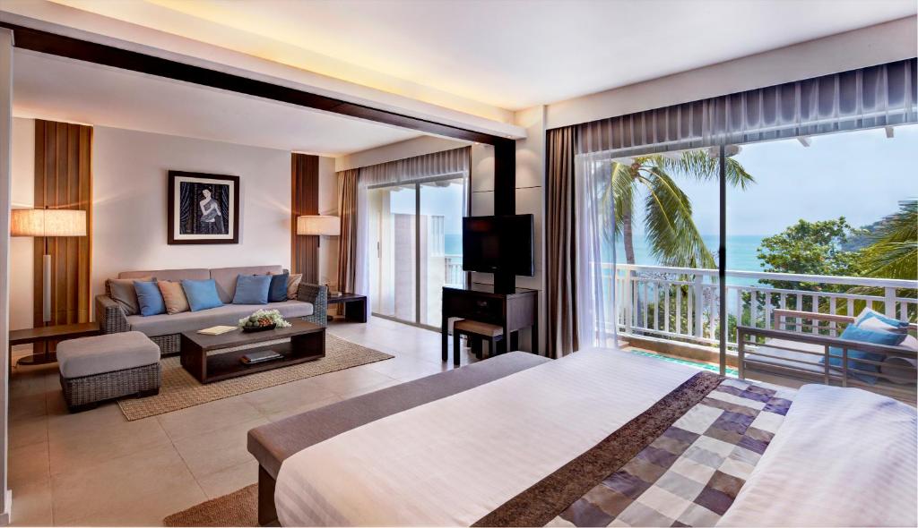 Postel nebo postele na pokoji v ubytování Cape Panwa Hotel Phuket