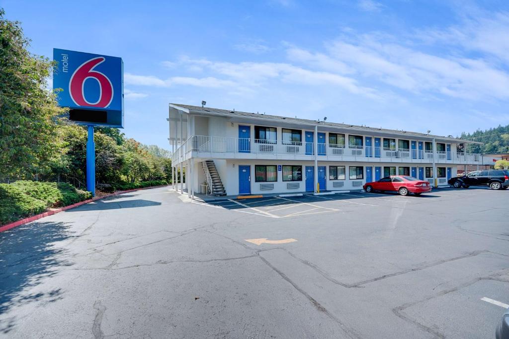 un hotel con un estacionamiento delante de él en Motel 6-Bellingham, WA en Bellingham