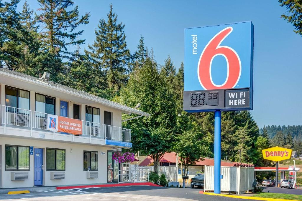 una señal de hotel frente a un edificio en Motel 6-Eugene, OR - South Springfield, en Eugene