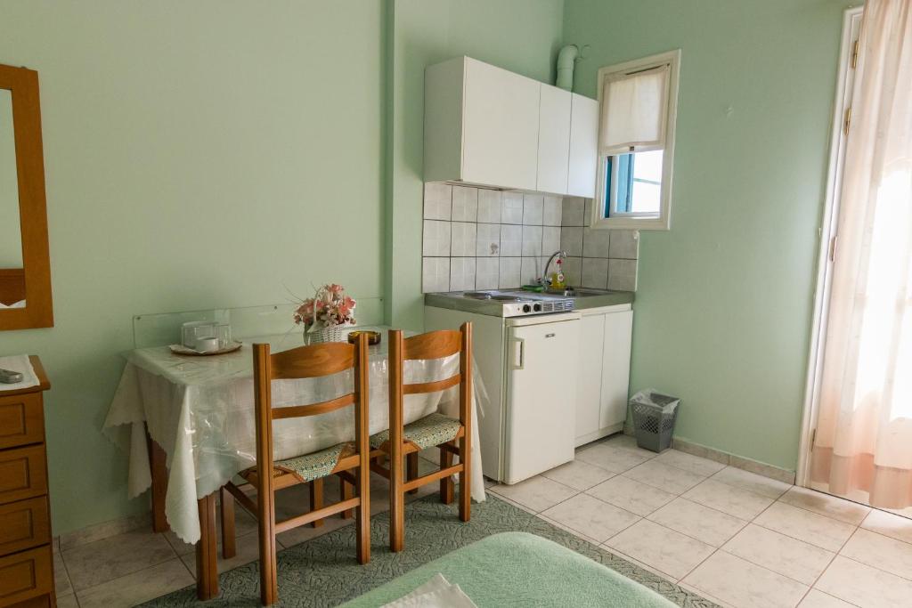 Kuchnia lub aneks kuchenny w obiekcie Costa-Rini Hotel