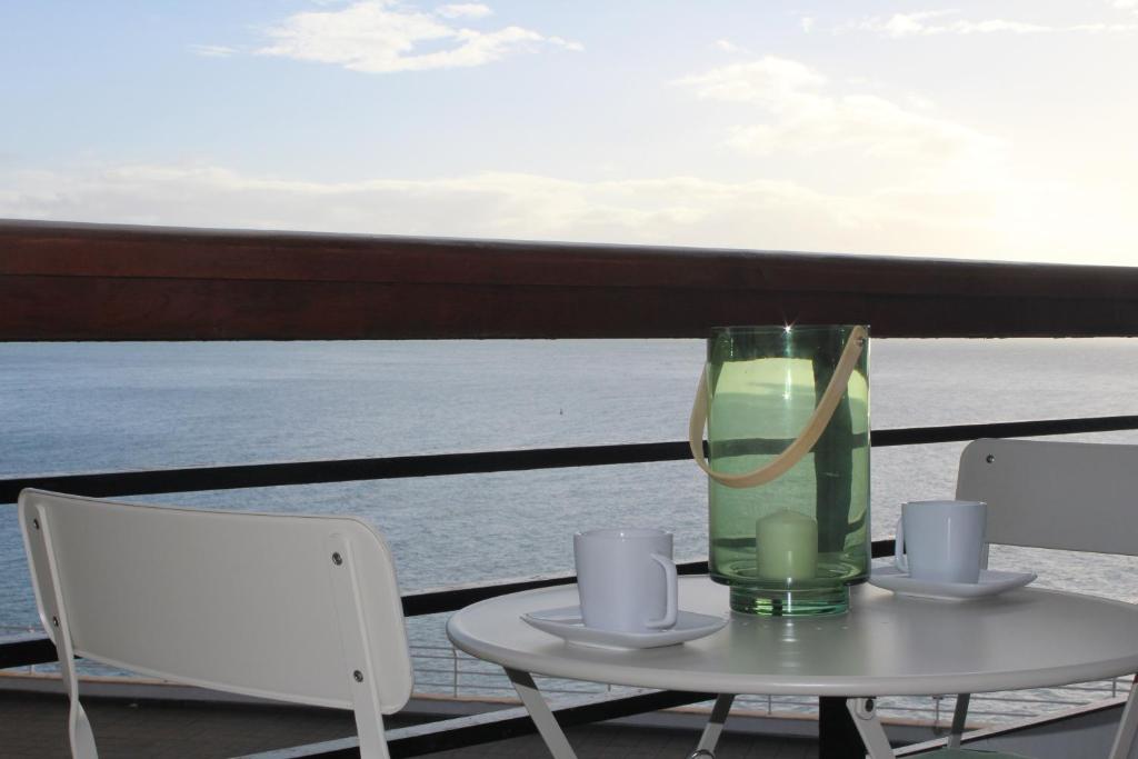 トレモリノスにあるCastillo Santa Clara Estudio con vistas laterales al marの船上の飲み物付きテーブル